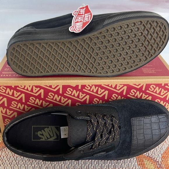 Vans WMNS Era Patchwork
Mono Patchwork Blackout
VN0A4BVU10J
Sneakers - Picture 4 of 16